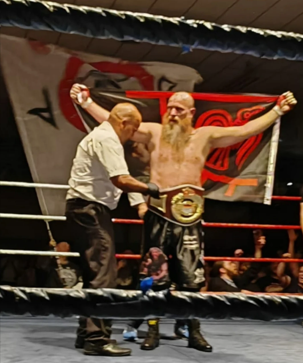 Jerome Speier nach einem Boxkampf mit Meisterschaftsgürtel